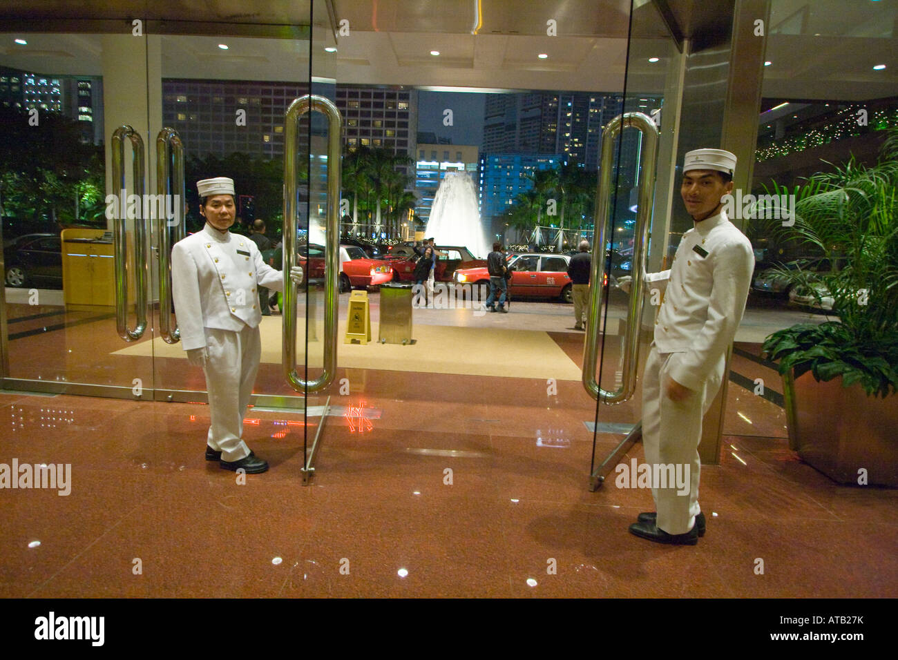 Türsteher im Intercontinental Hotel in Kowloon Hong Kong Stockfoto