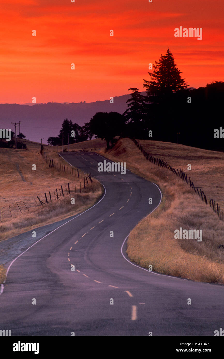 Verdrehen der Kurven von Orr Springs Road bei Sonnenaufgang in der Nähe von Ukiah Mendocino County, California Stockfoto