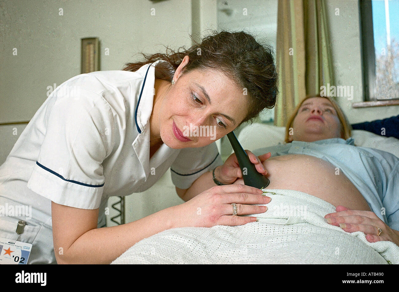 Hebamme fetalen Herzens mit Pinard Stethoskop hören Stockfotografie - Alamy