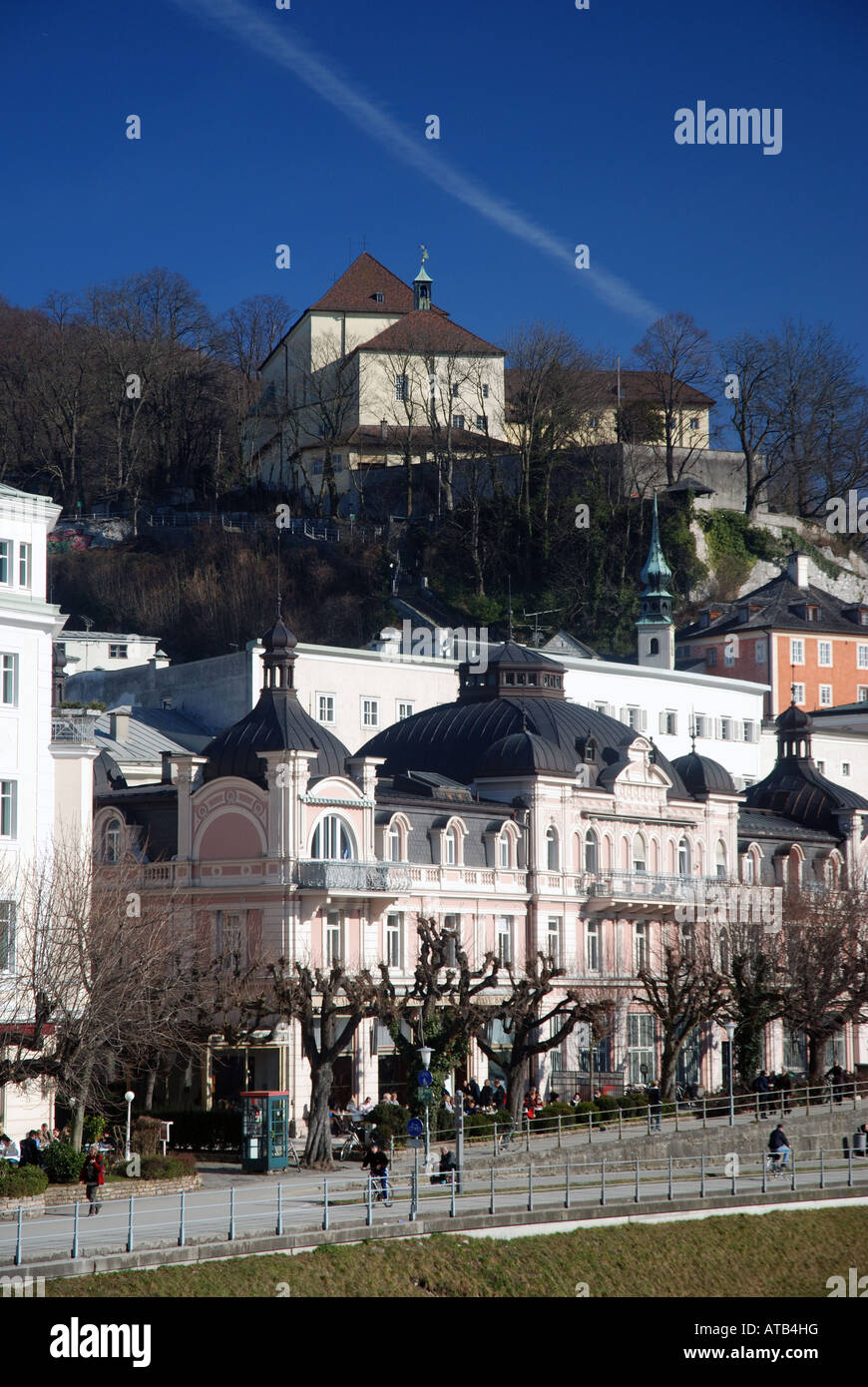 Ansicht der Kapuzinerkirche Und Kloster von Salzburg Altstadt mit Cafe Bazar am Ufer der Salzach in den Vordergrund Stockfoto