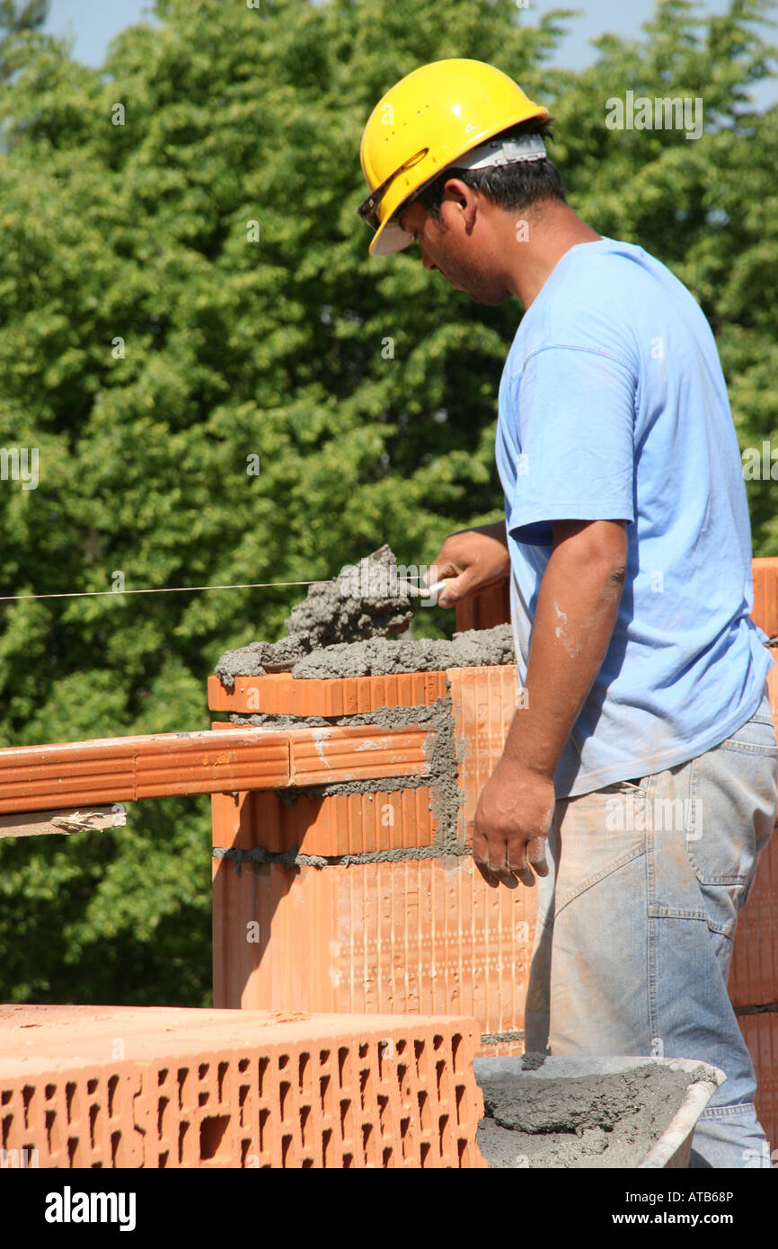 Arbeitnehmer, die eine Mauer aufbauen Stockfoto