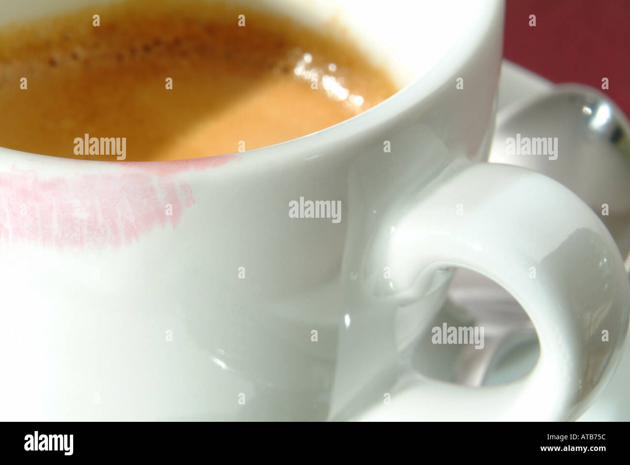 Espresso Tasse Mit Löffel Und Lippenstiftabdruck Stockfotografie - Alamy