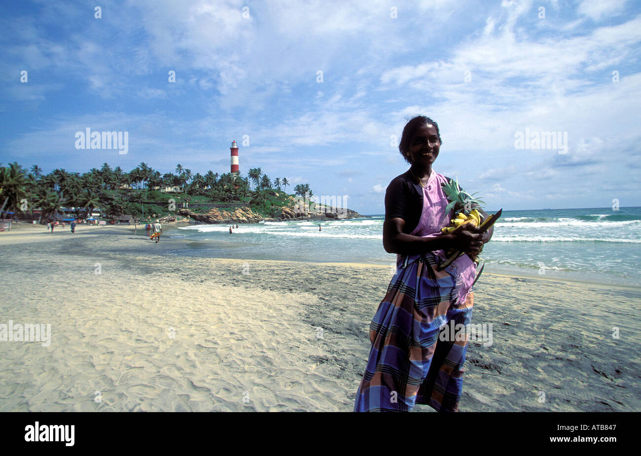 Indien Kerala Kovalam A Frucht Verkäufer am Leuchtturm Strand Kovalam Stockfoto