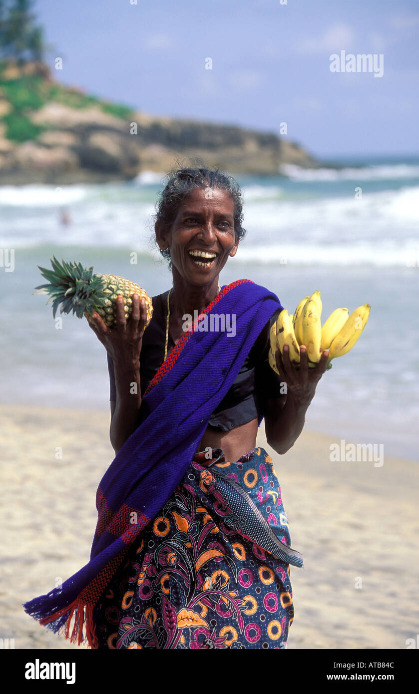 Indien Kerala Kovalam A Frucht Verkäufer am Leuchtturm Strand Kovalam Stockfoto
