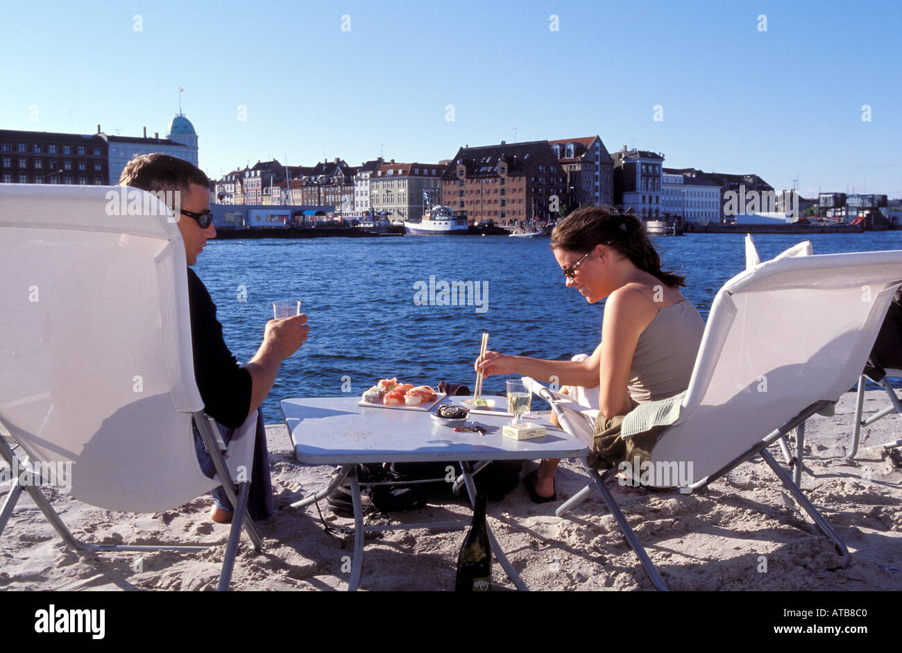 Dänemark Kopenhagen paar Essen in Luftkastellet eine trendige Outdoor-Bar-Restaurant direkt am Wasser Stockfoto