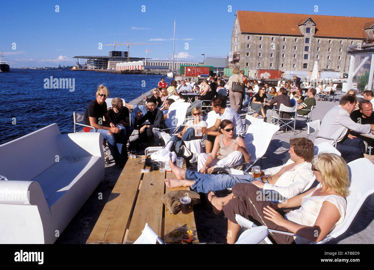 Dänemark Kopenhagen junge Leute sitzen in Luftkastellet, trendige Outdoor-Bar und das Restaurant direkt am Wasser Stockfoto
