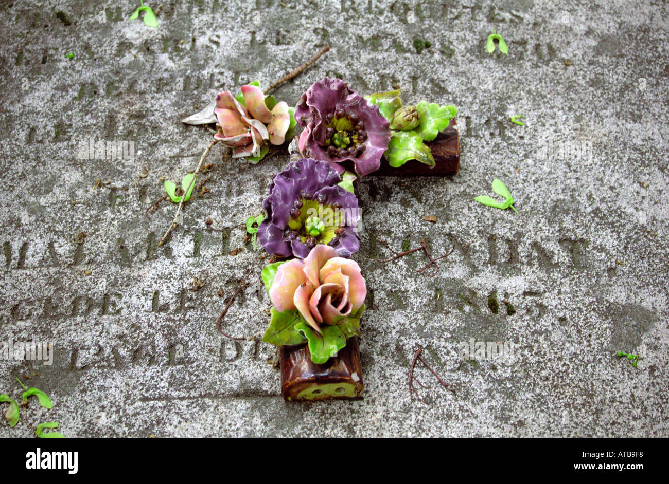 Nahaufnahme Detail des gebrochenen Keramik Blumen in Kreuzform auf einem Grab im Friedhof Pere Lachaise Paris Frankreich Stockfoto