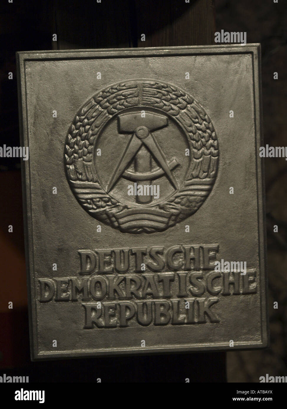 Relief mit Symbol der DDR, Ausstellung DDR, Deutsche Demokratische Republik Stockfoto