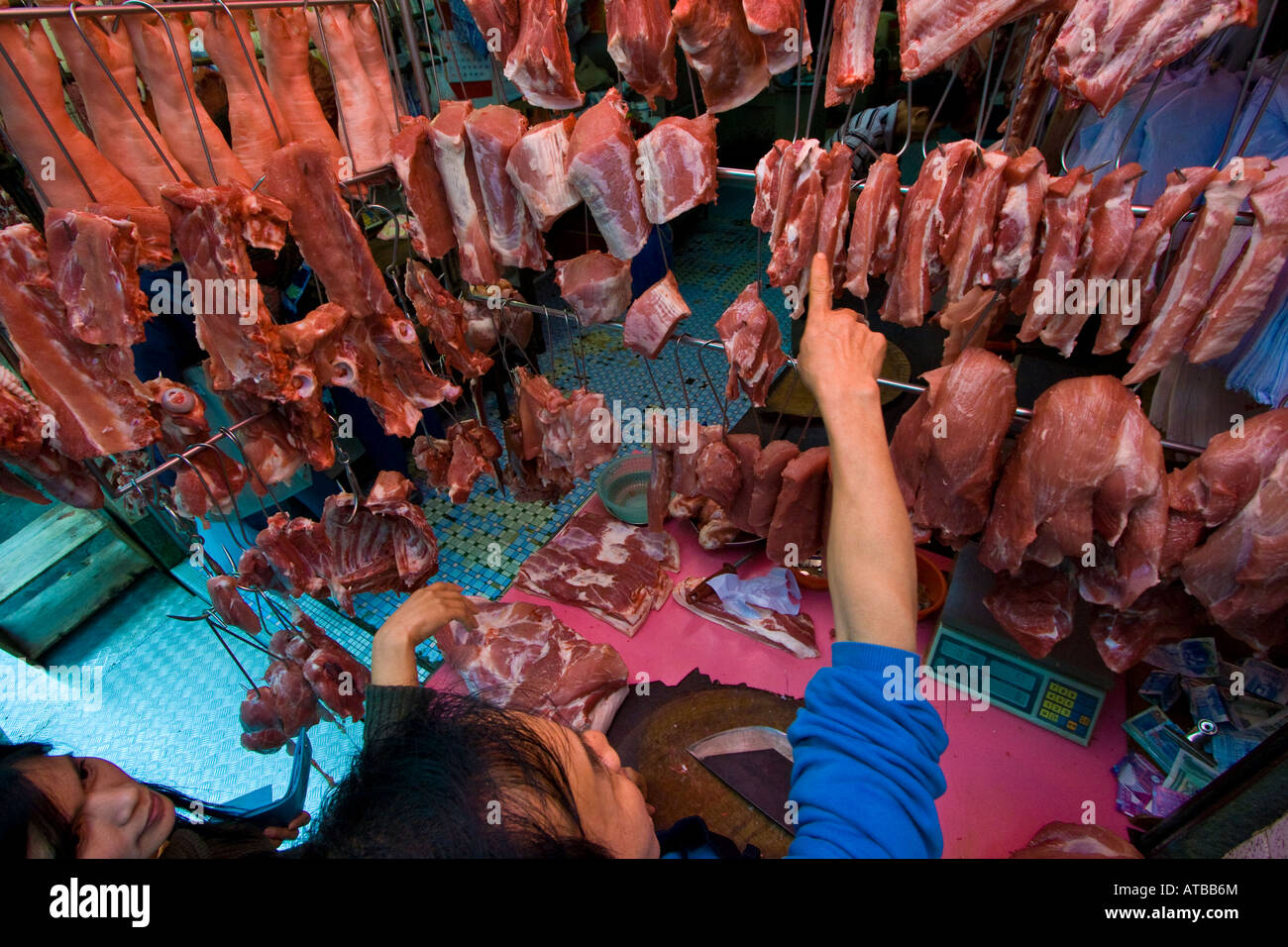 Metzger auf frisch geschnittene Schweinefleisch in Hongkong Central Market Stockfoto