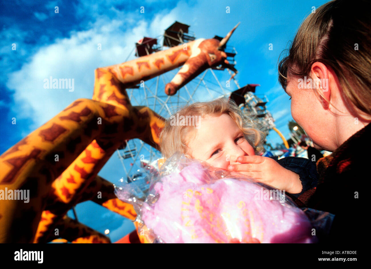 Mädchen essen Fee Zahnseide Süßigkeiten am Karneval, Bild von Bruce Miller Stockfoto