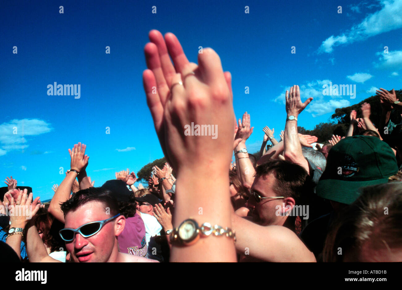 Konzert-Hände klatschten über der Masse. Foto von Bruce Miller Stockfoto