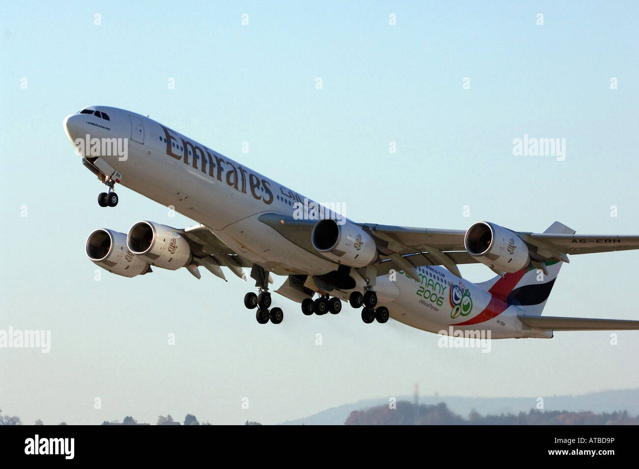 Ein Flugzeug landet auf dem Flughafen in Zürich, Schweiz Stockfoto