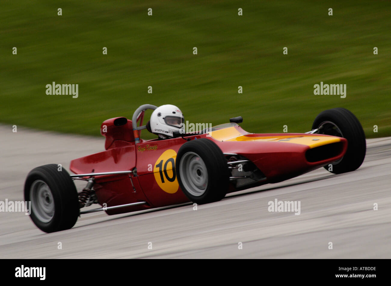 Roger Karnopp seine 1972 Titan Mk6 in Kurve 5 bei der SVRA Vintage GT Challenge-Rennen in Road America 2004 Stockfoto