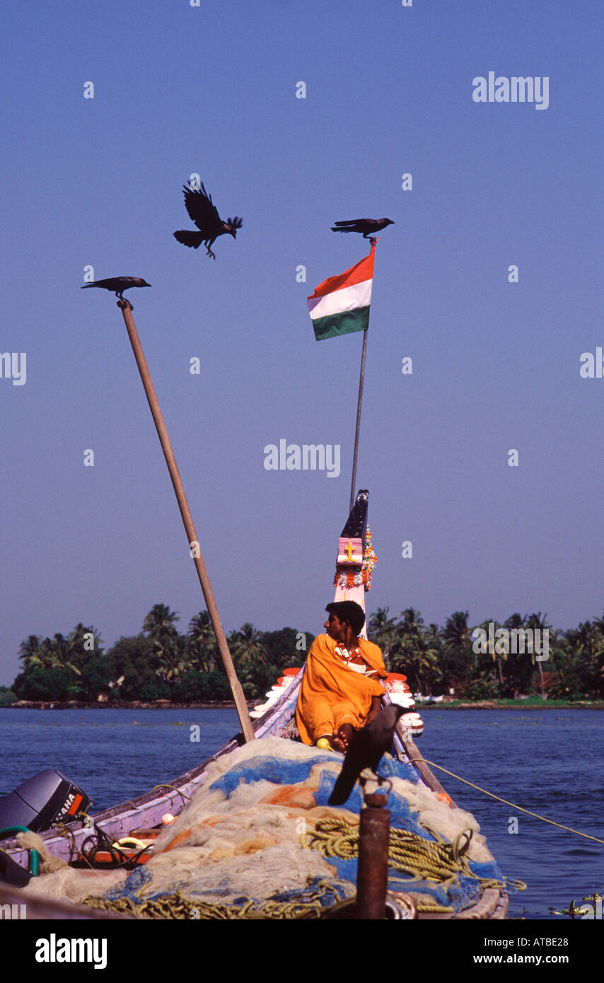 Ein Fischer mit Nationalflagge flattern im Wind in Kerala Backwaters Kerala Zustand-Indien Stockfoto