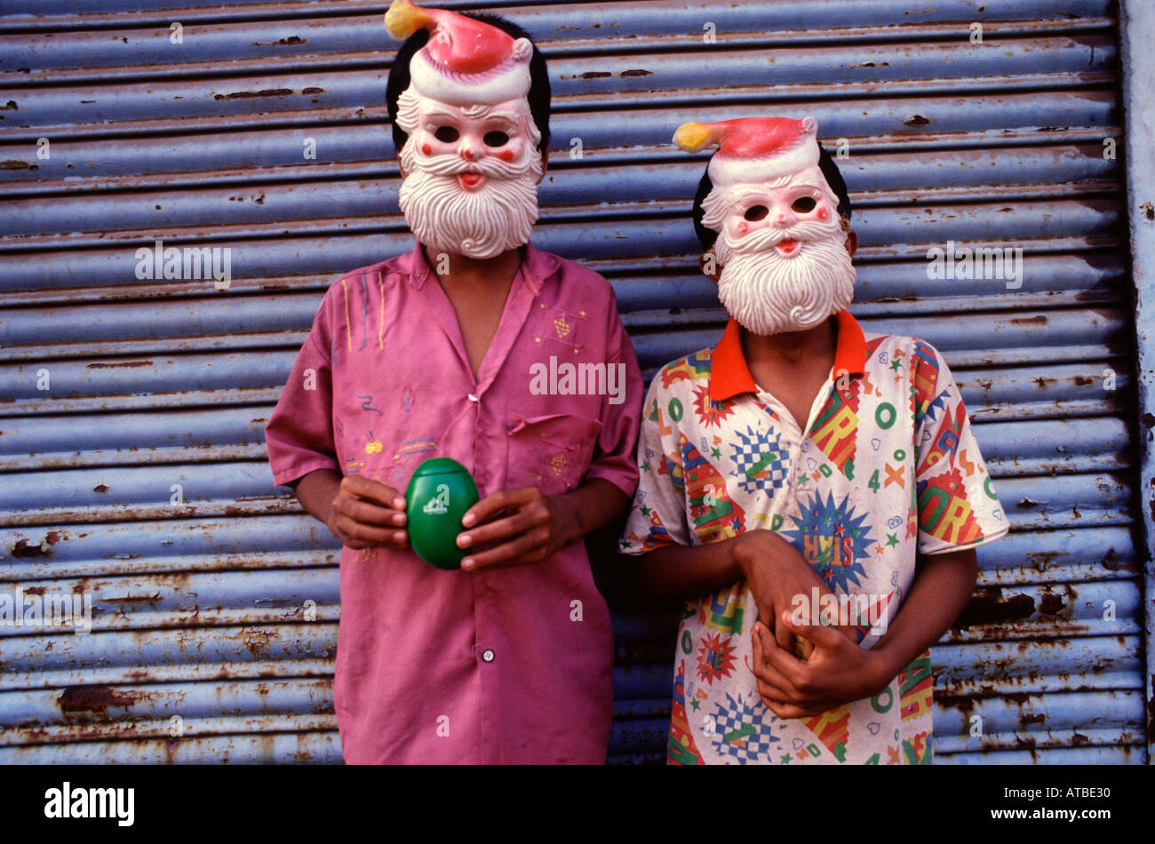 Kinder tragen Weihnachtsmann-Masken während der weihnachtszeit in Panaji, auch bekannt als Panjim im Bundesstaat Goa im Südwesten Indiens Stockfoto