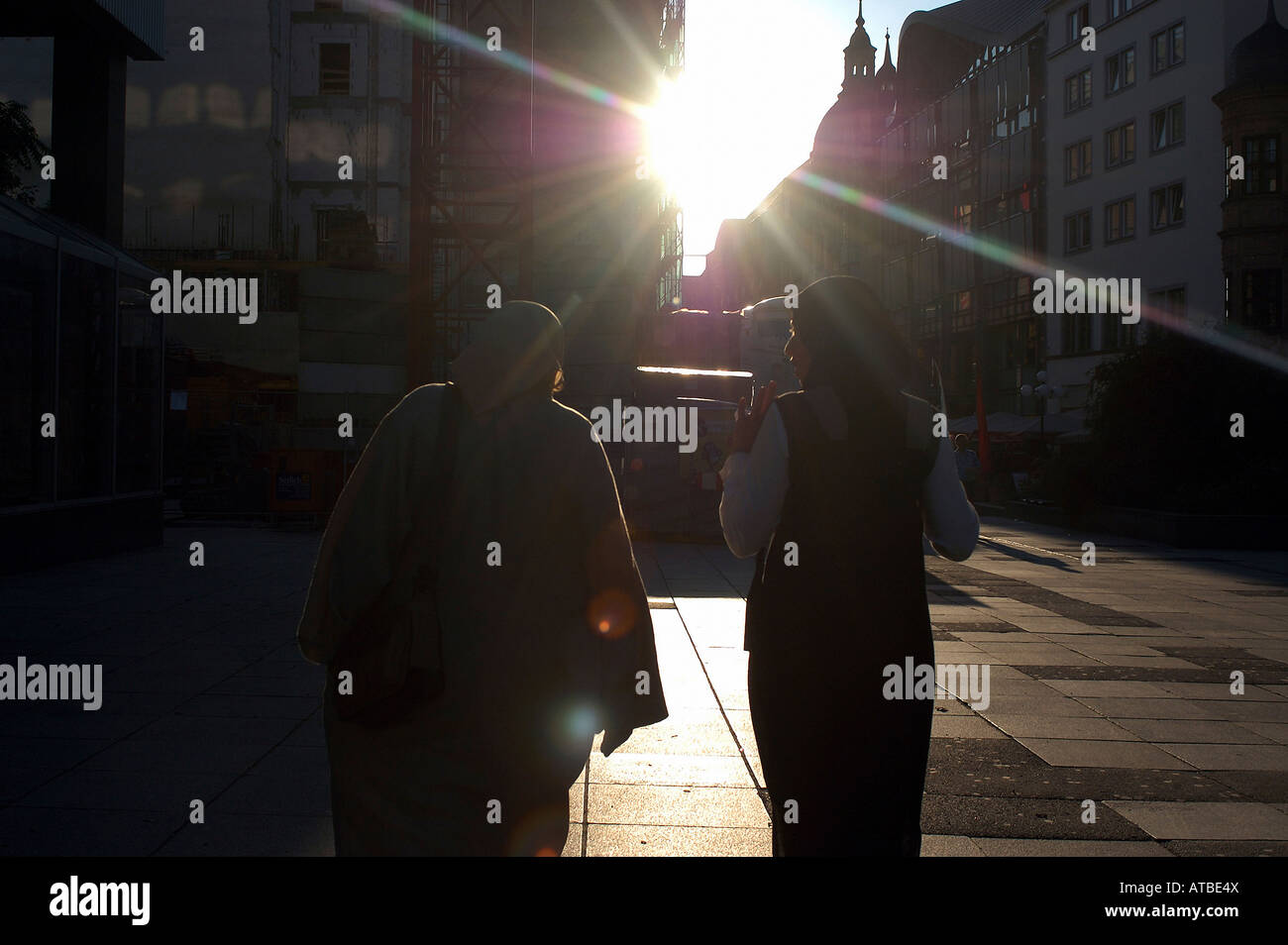 Zwei türkische Frauen bei Gegenlicht, Leipzig, Deutschland Stockfoto
