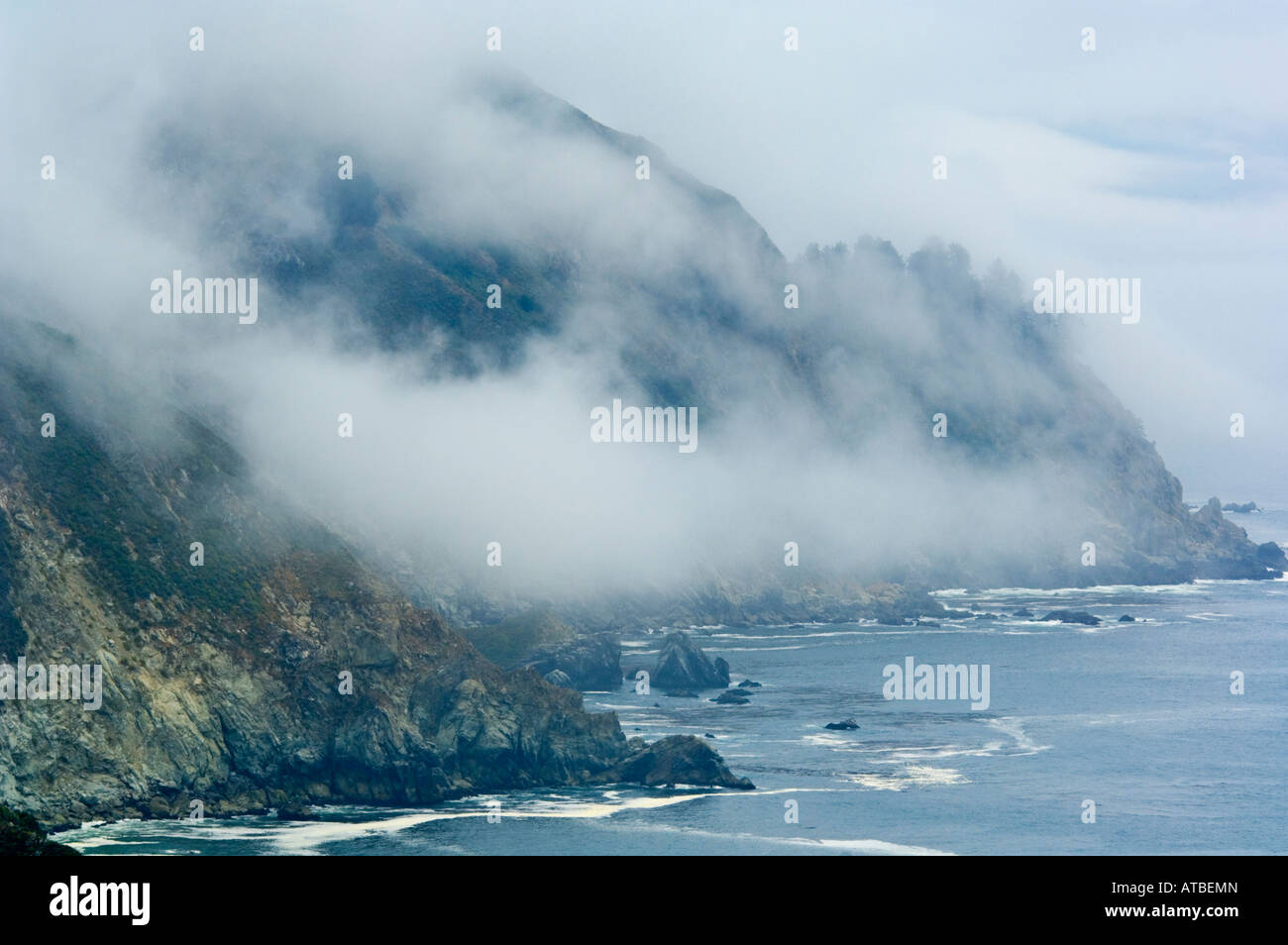 Nebel und Berg Steilküste über dem Pazifischen Ozean an der Big Sur Küste Monterey County Kalifornien Stockfoto