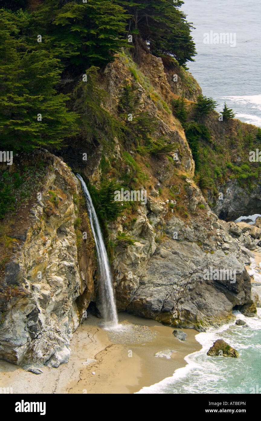 McWay Falls fließt auf Sand Strand Julia Pfeiffer Burns State Park Big Sur Küste Monterey County in Kalifornien Stockfoto