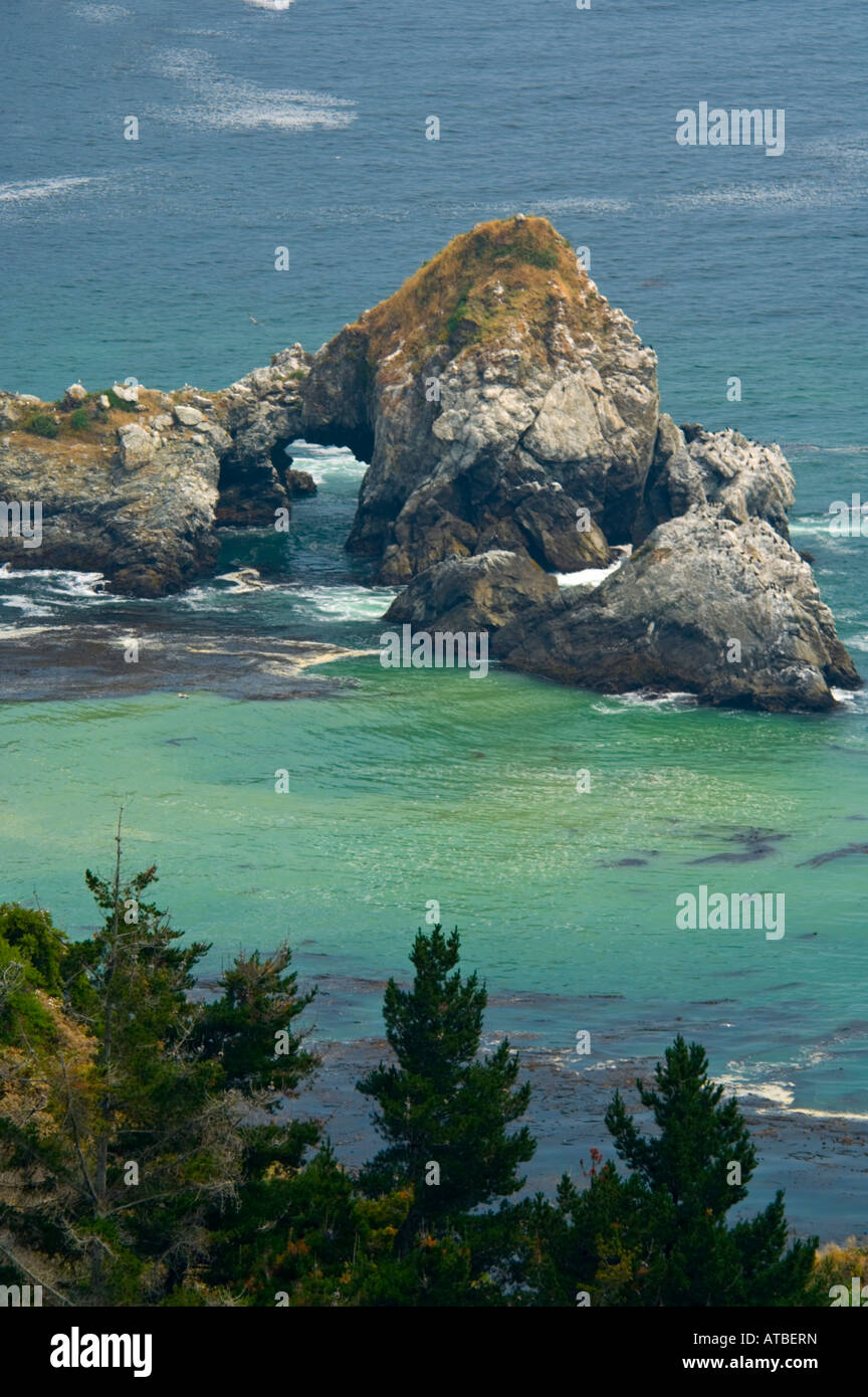 Offshore-Rock-Meer-Stacks in grüne Meereswasser an der Big Sur Küste Monterey County Kalifornien Stockfoto