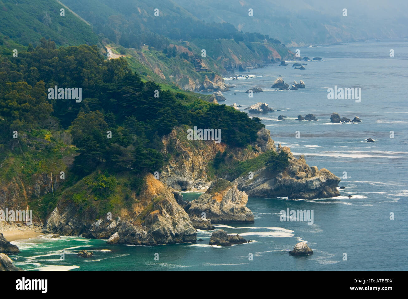 Die schroffen Klippen über dem Pazifischen Ozean an der Big Sur Küste Monterey County Kalifornien Stockfoto