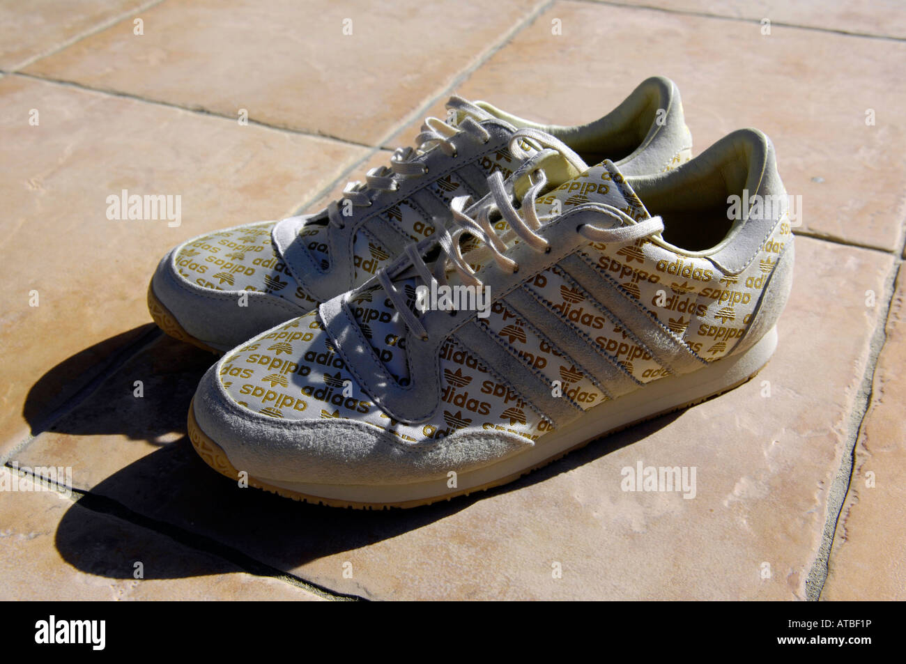 Adidas Schuhe Sportbekleidung Retro-Stil goldene Trainer deutscher  Freizeitmode Trendfarbe Schuhfarbe horizontale training Stockfotografie -  Alamy