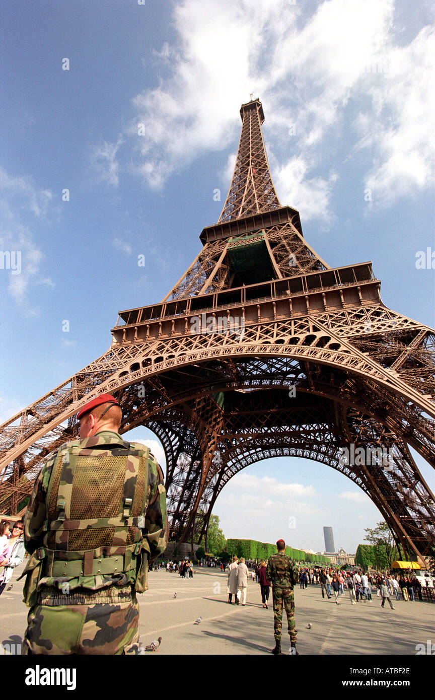 Soldaten patrouillieren auf dem Eiffelturm in Paris Frankreich Stockfoto