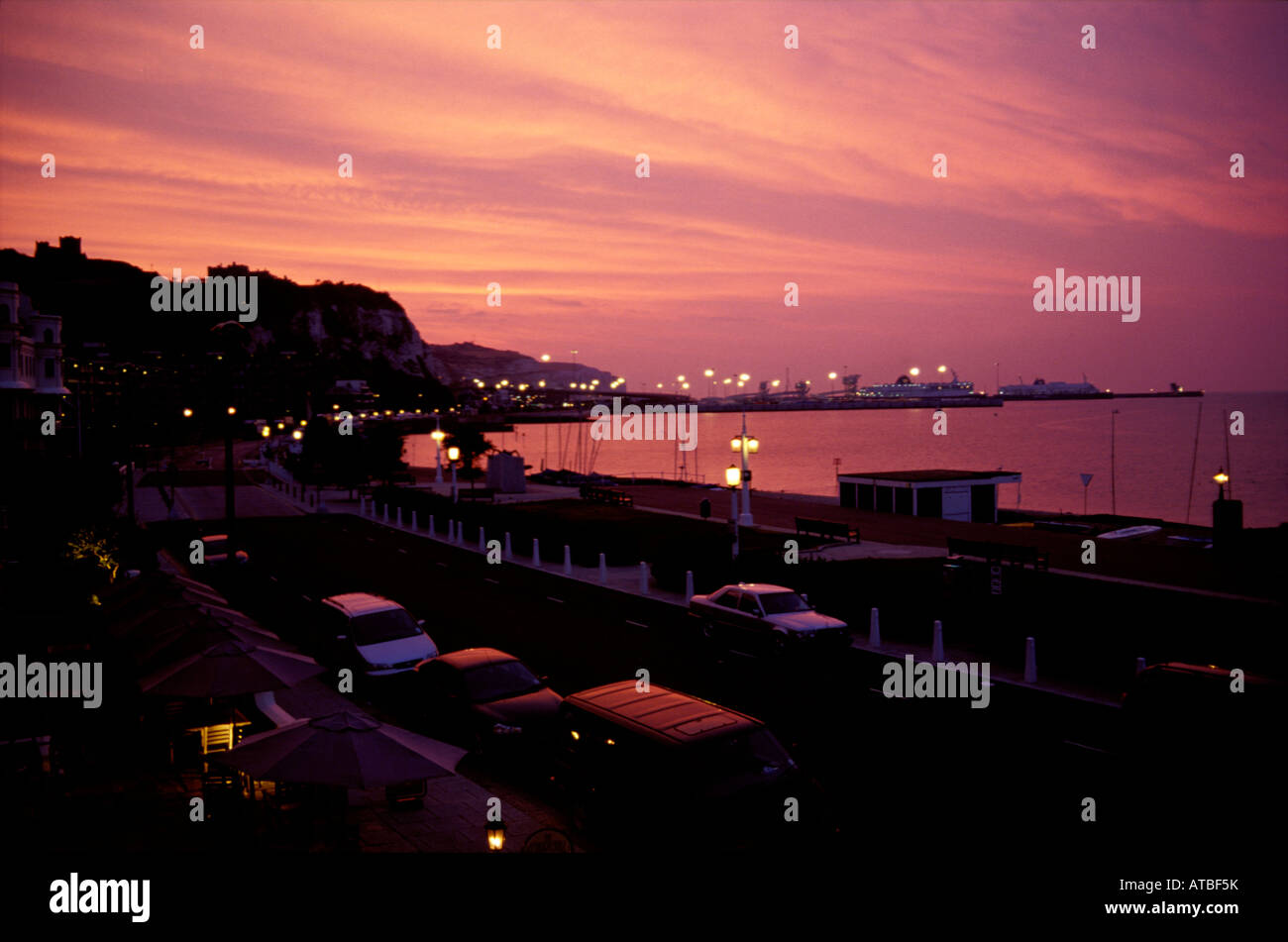 Am frühen Morgen rosa Himmel über Hafen von Dover, England, Großbritannien Stockfoto Am frühen Morgen rosa Himmel über Hafen von Dover, England, Großbritannien Stockfoto