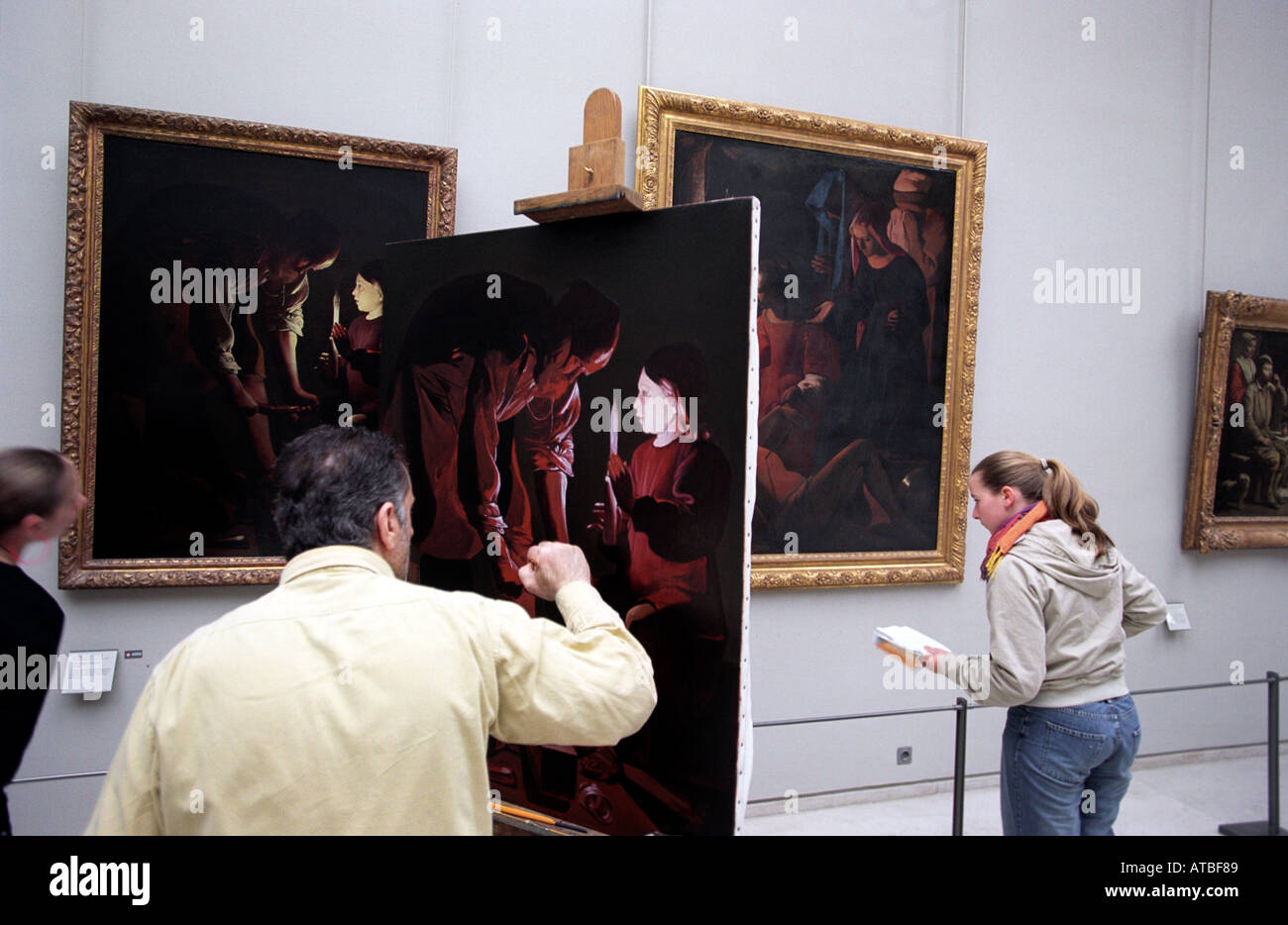 Ein Künstler kopiert ein Gemälde im Louvre in Paris Frankreich Stockfoto