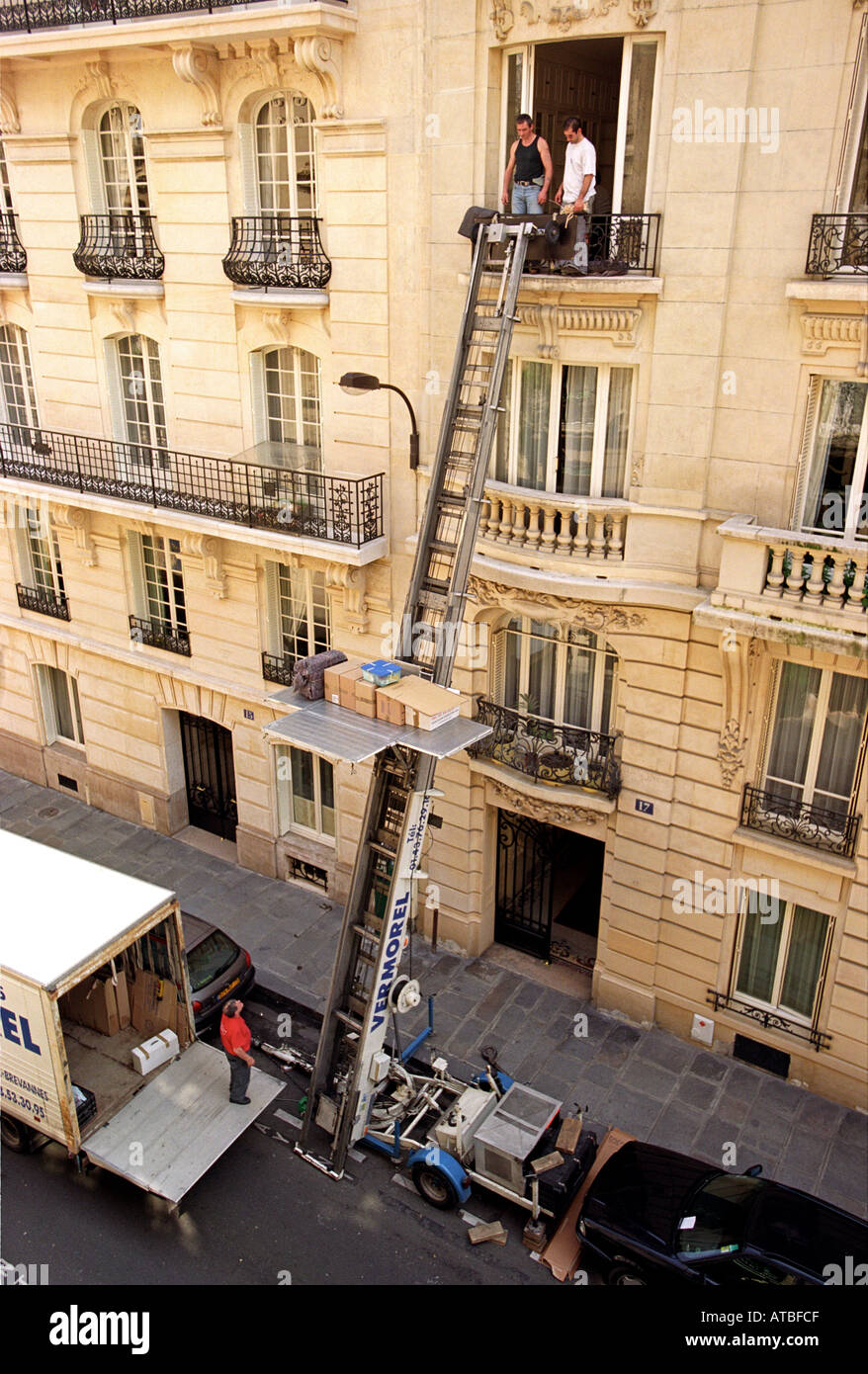 Entfernung Männer in Paris Frankreich, Moving-Haus in Paris Frankreich Stockfoto