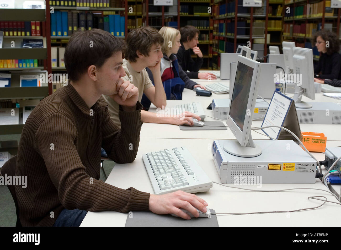 Studenten in der Bibliothek der Universität Freiburg, Deutschland Stockfoto