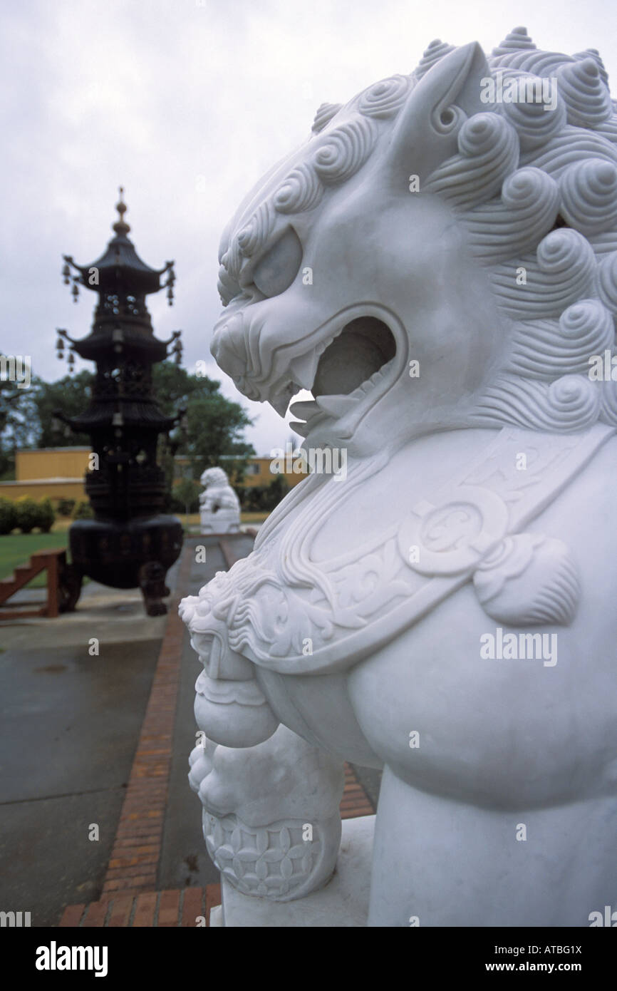 Steinerne Löwen Statue Stadt von 10.000 Buddhas Talmadge nahe Ukiah Mendocino County, California Stockfoto