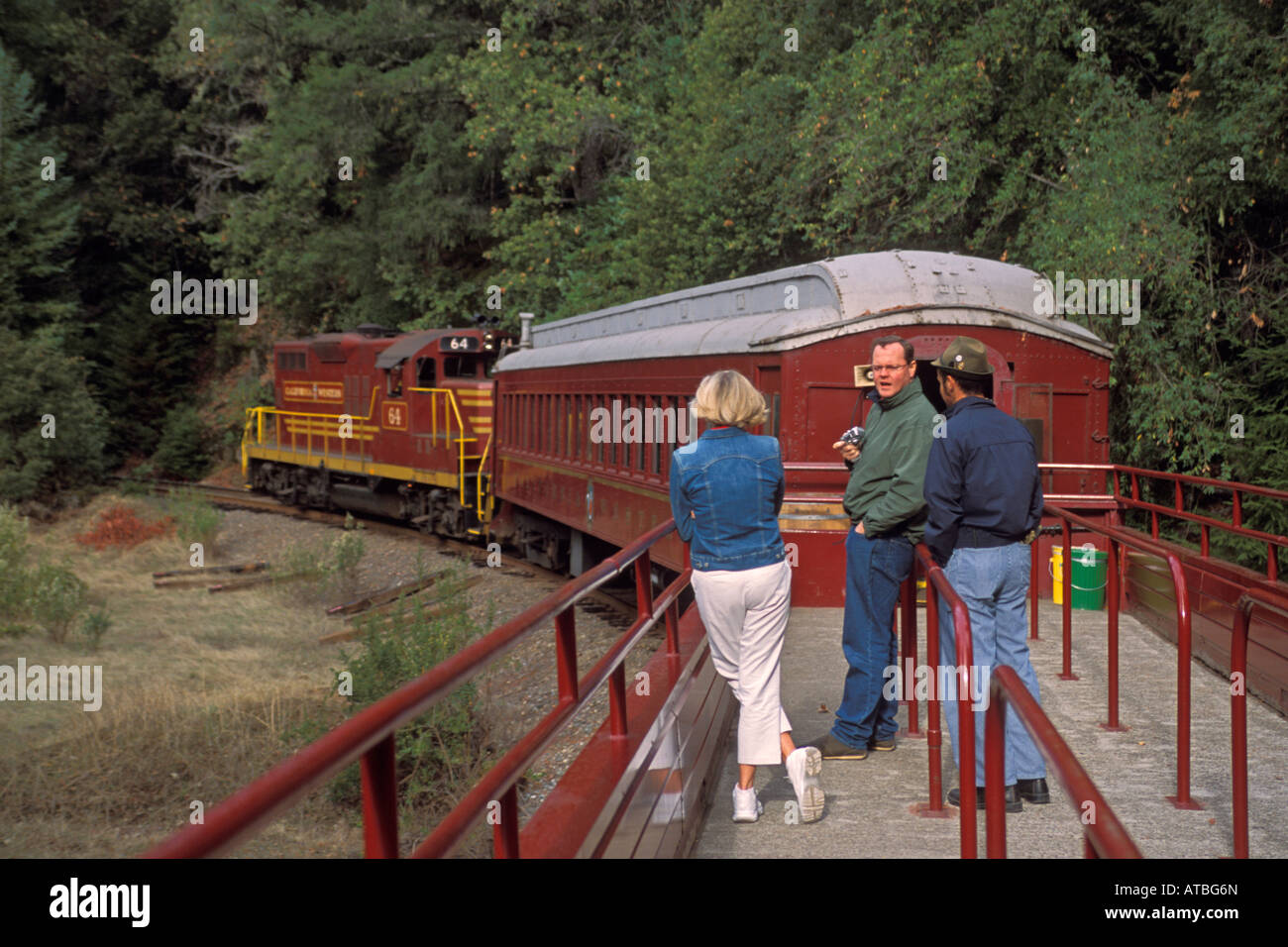 Touristen, Reiten auf der Skunk Train Willits Mendocino County, California Stockfoto