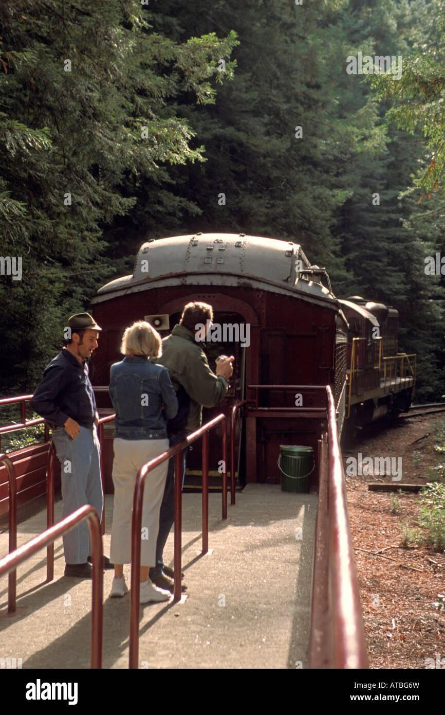 Touristen, Reiten auf der Skunk Train Willits Mendocino County, California Stockfoto