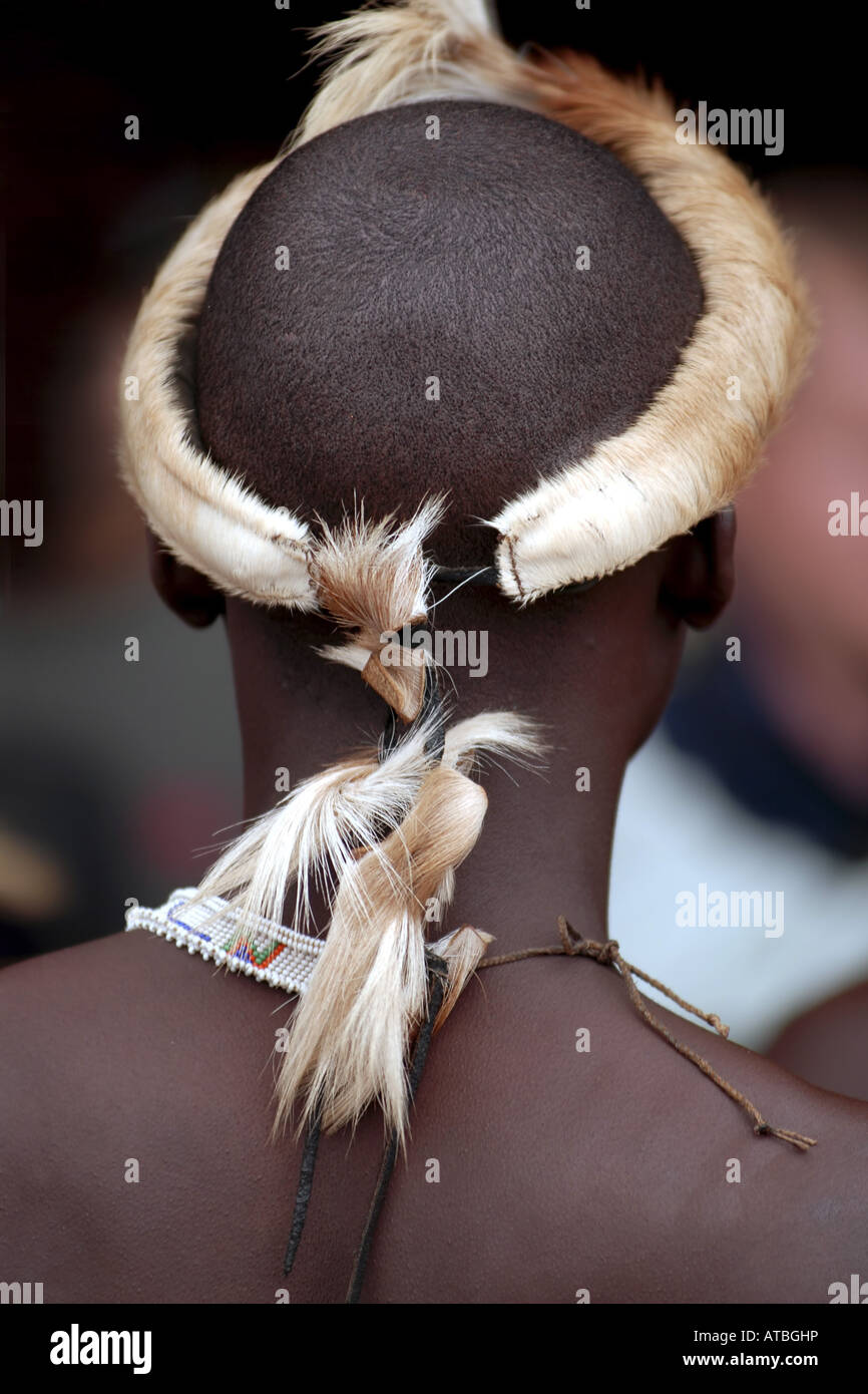 traditionelle Impala Kopfschmuck der Zulu Tänzer während einer Stammes-Performance in Kwazulu Natal, Südafrika Stockfoto