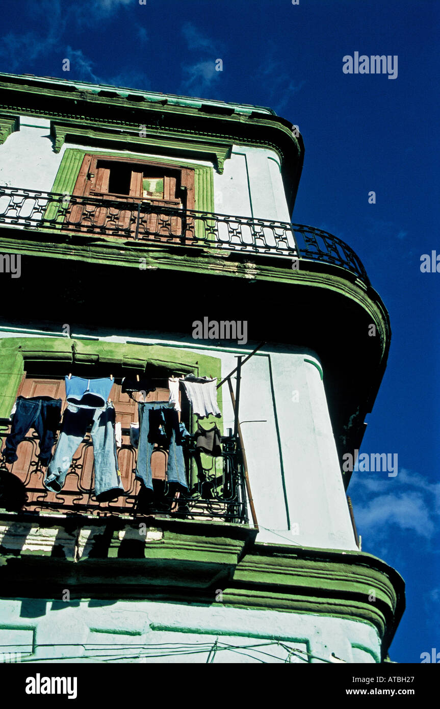 Kuba-Havanna - Balkon mit heraus waschen trocknen gegen blauen Himmel in einer Wohnstraße in Centro Habana Stockfoto