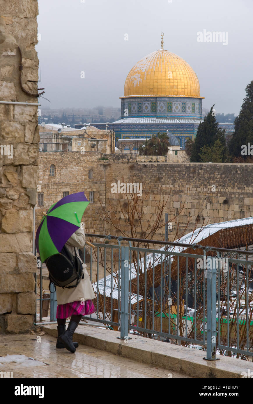 Israel Jerusalem alte Stadt Terrasse über Klagemauer mit Kuppel der Moschee in Bkgd Rock Stockfoto