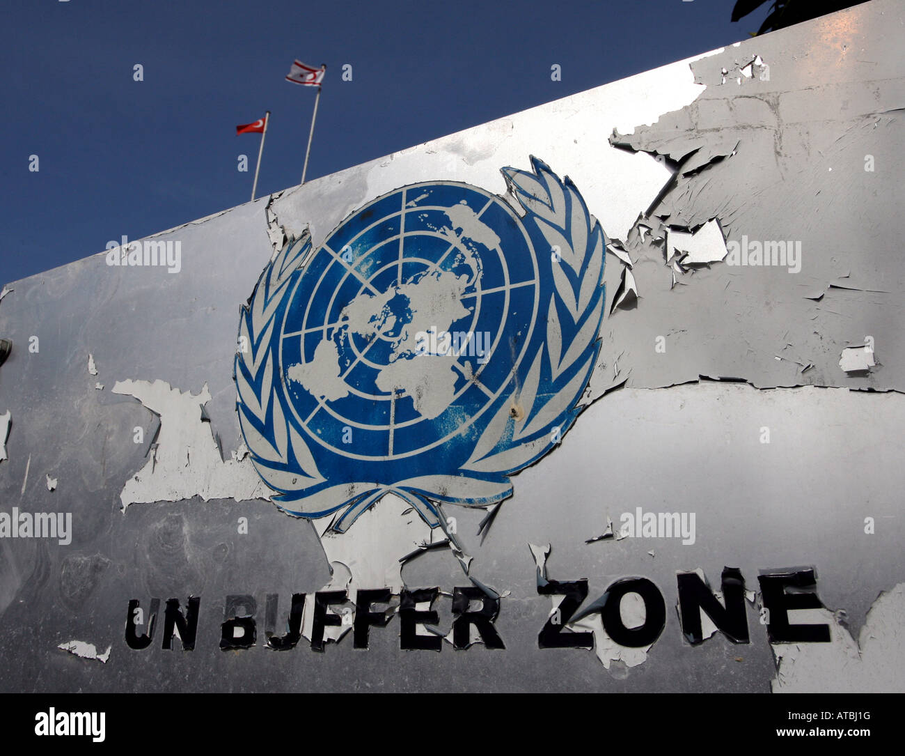 Ein UN Grenze Zone Schild mit türkischen Flaggen im Hintergrund in No Man s Land am Ledra Palace Checkpoint Nicosia Zypern Stockfoto