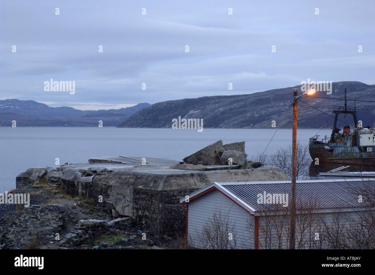 Ein zerstörter Bunker in Kirkenes, Norwegen Stockfoto