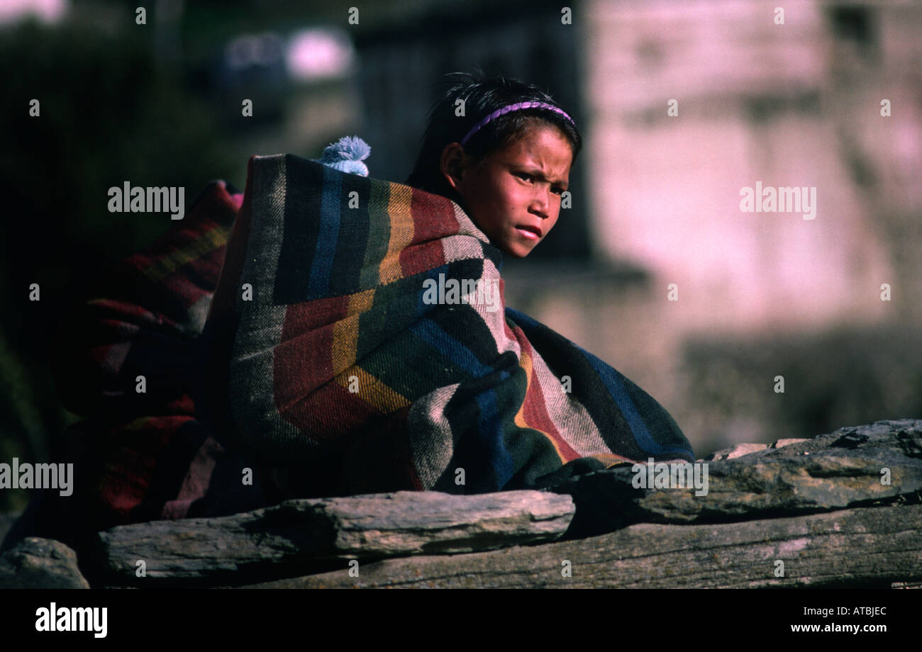 Tibetisches Mädchen in Decke gehüllt. Jharkot, Annapurna Gebiet, Nepal Stockfoto