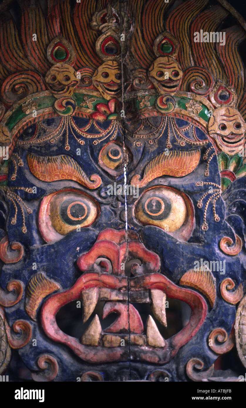 Dämon geschnitzt aus Holz im buddhistischen Tempel. Muktinath, Annapurna Gebiet, Nepal Stockfoto