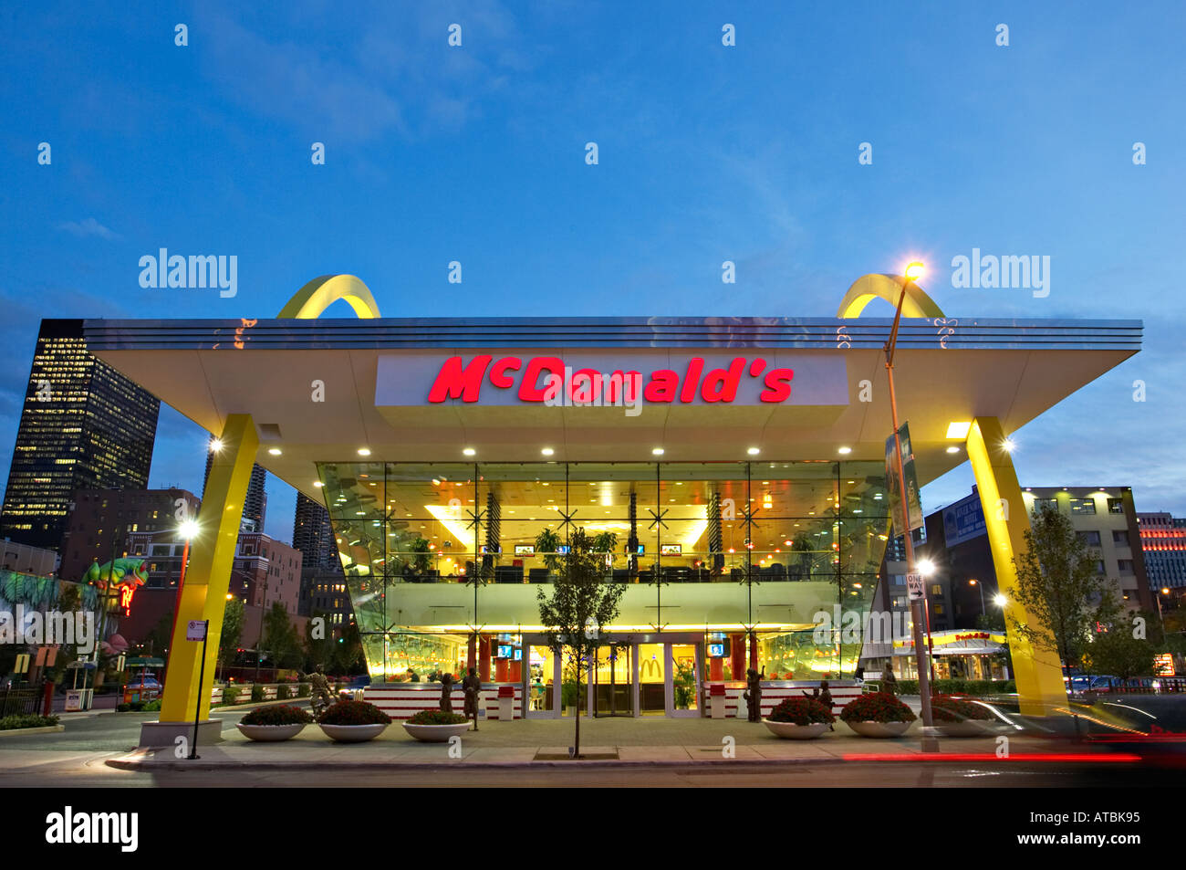 STREET SCENE Chicago Illinois McDonalds zwei Geschichte Restaurant am