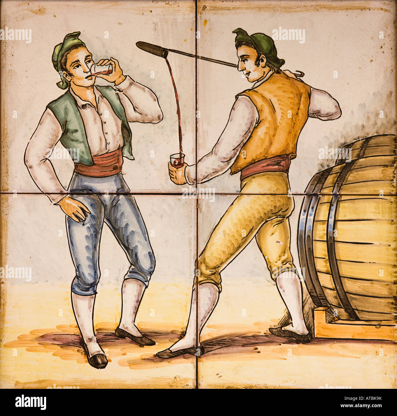 Kopie des 18. 19. spanische Keramik Bild Mann gießt Wein aus Pfanne bezeichnet eine Caña und zweiter Mann trinken Stockfoto