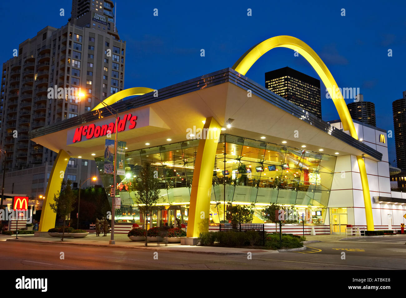 STREET SCENE Chicago Illinois McDonald s Restaurant in Ontario Straße bei Nacht Golden Arches in River North zwei Geschichte Stockfoto