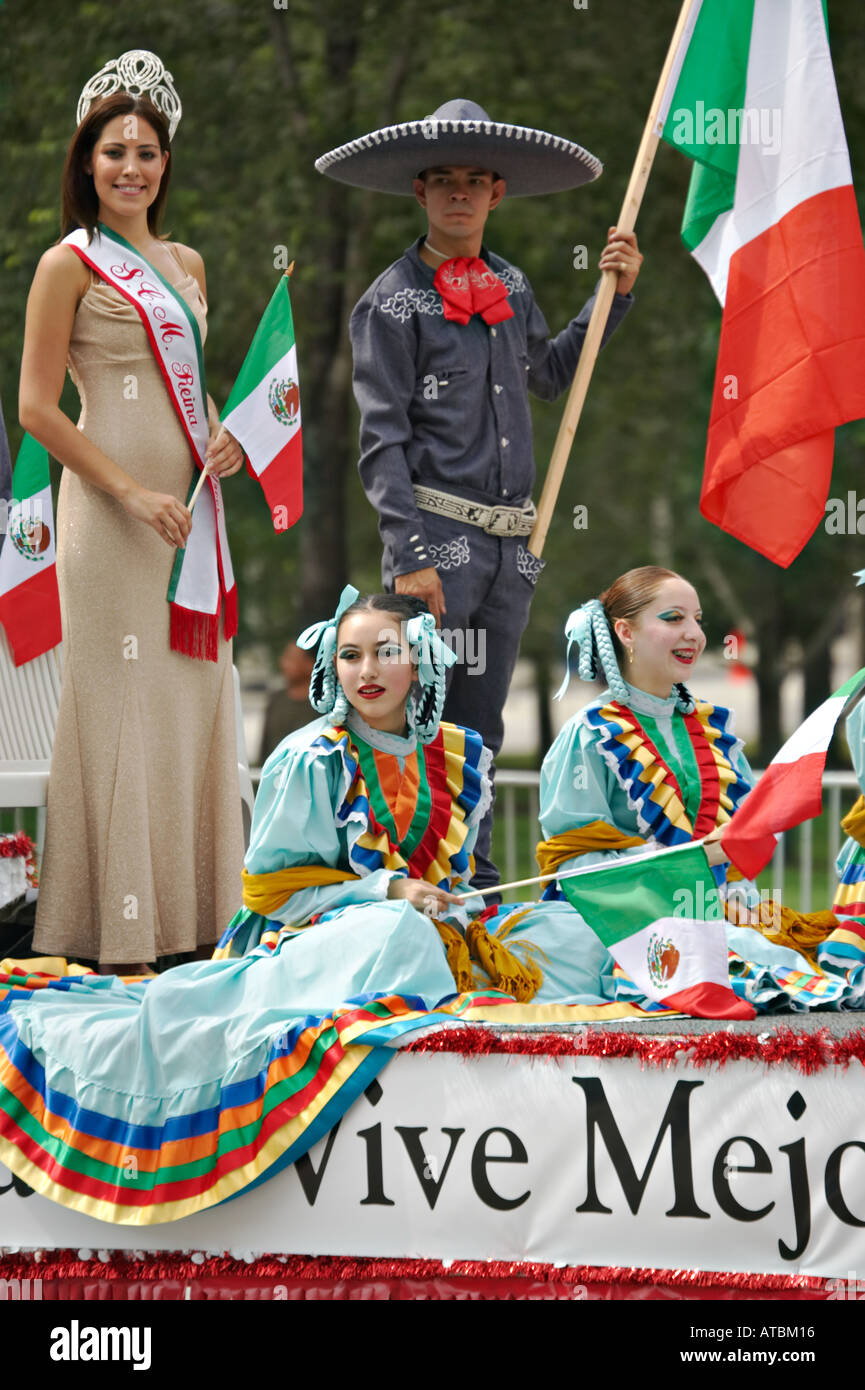 Veranstaltungen Chicago Illinois Schönheitskönigin und Telefonzentralen auf Schwimmer mexikanischen Unabhängigkeitstag parade Stockfoto