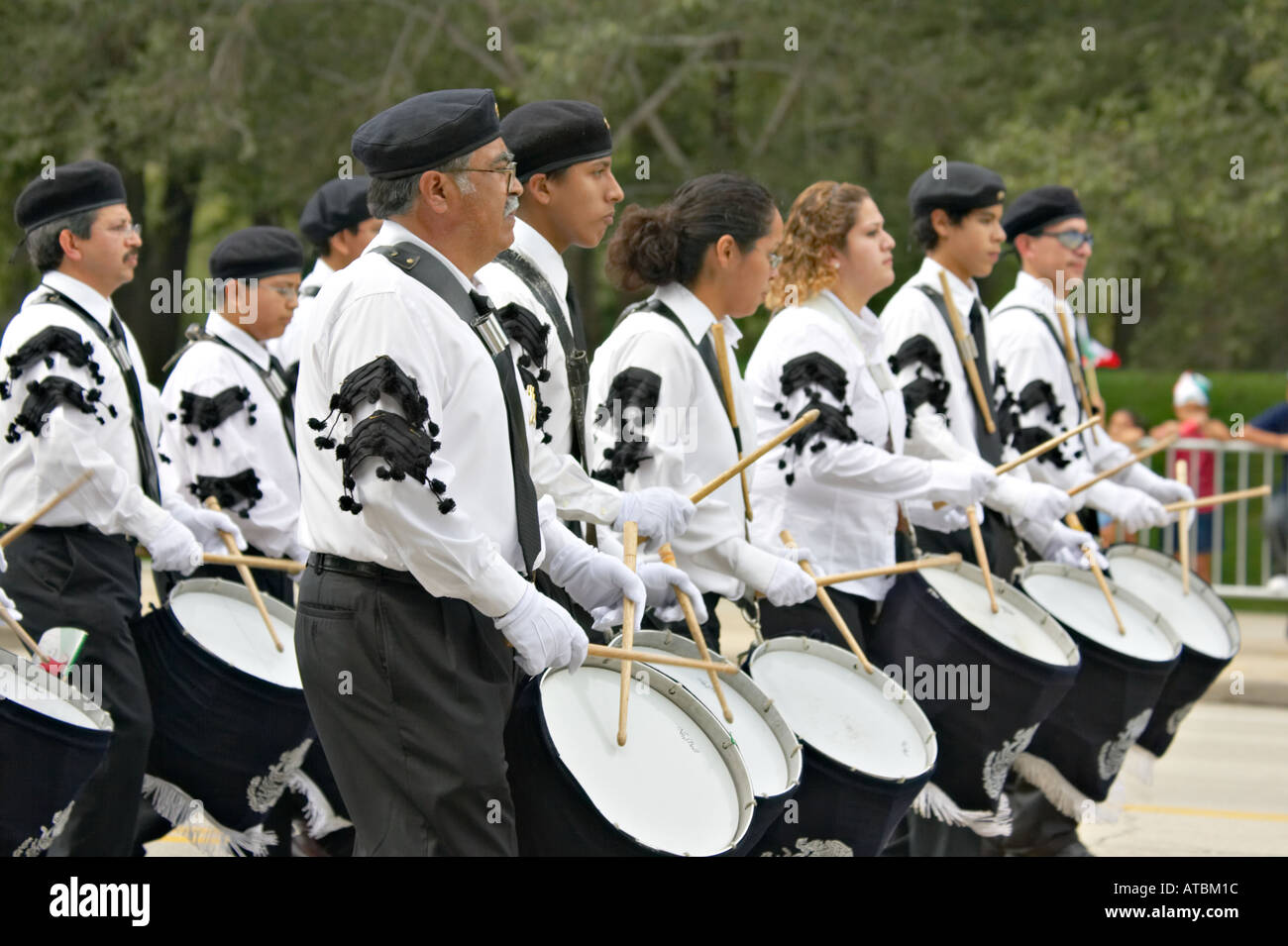 Veranstaltungen-Chicago Illinois mexikanischen Unabhängigkeitstag parade marching Band mit mehreren Trommler 2-reihigen Stockfoto