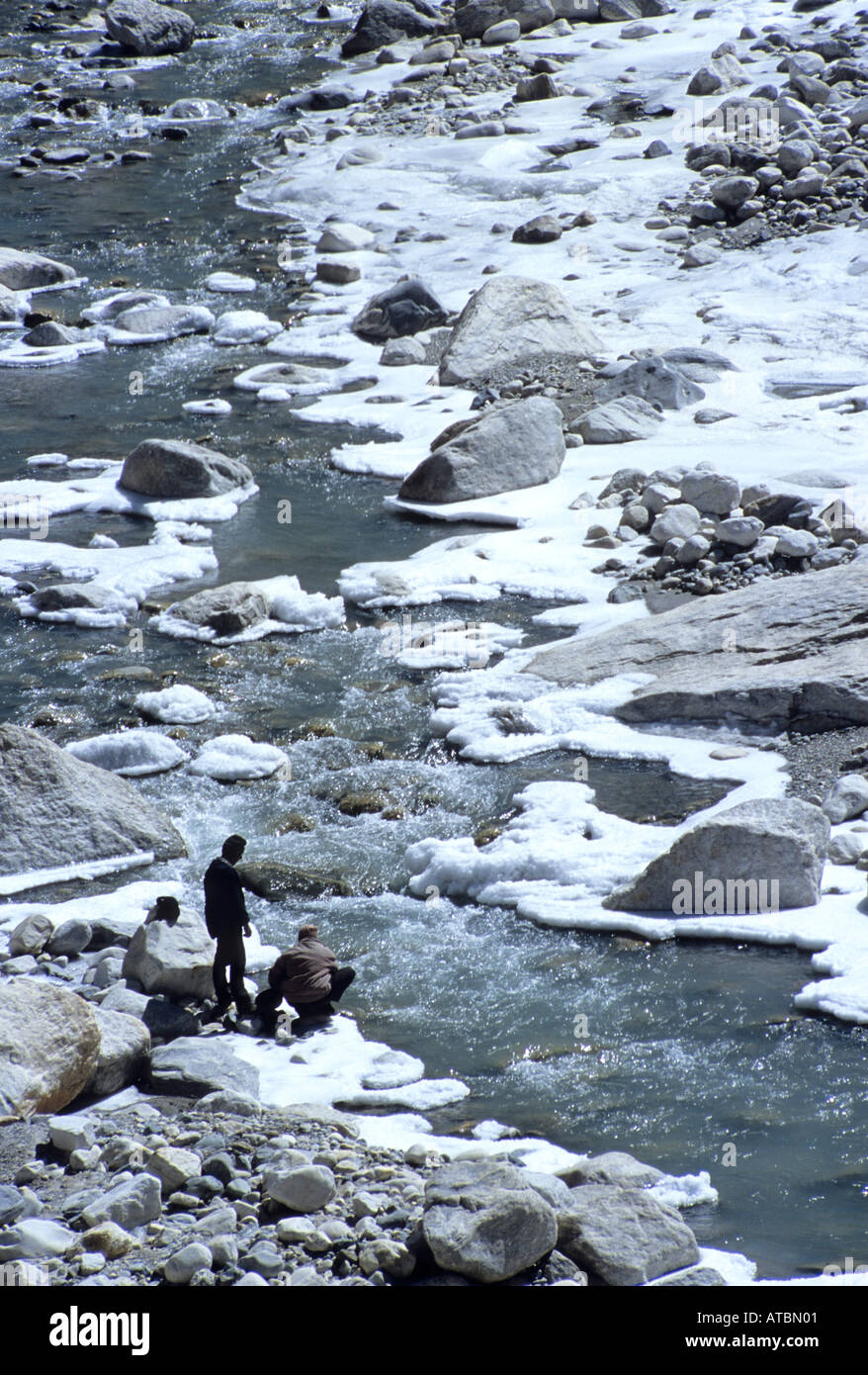 Anhänger Bad im eiskalten Wasser an der Quelle des heiligen Flusses Ganges Gomukh Himalaya Uttranchal Indien Stockfoto