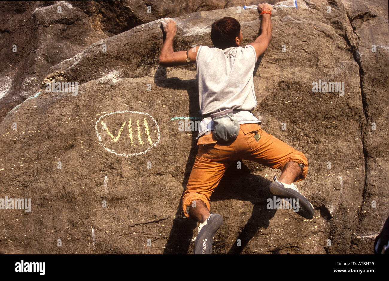 Kletterer, die Teilnahme an ersten indischen Bouldern-Wettbewerb in der Nähe von Bombay Indien Stockfoto