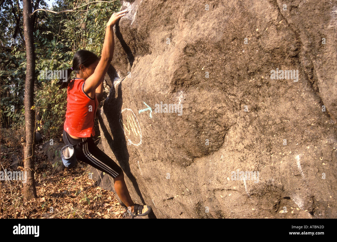Kletterer im Wettbewerb im ersten indischen Bouldern-Wettbewerb in der Nähe von Bombay Mumbai Indien Stockfoto
