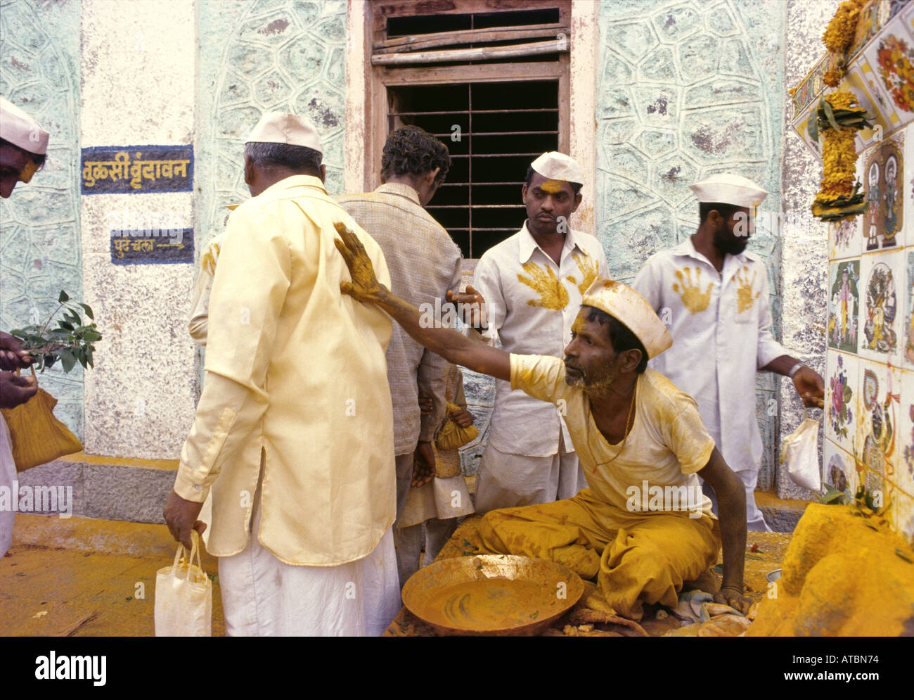 Palm-Eindrücke erfolgen auf Hemden für Herren Speicher Jejuri, Maharashtra, Indien Stockfoto