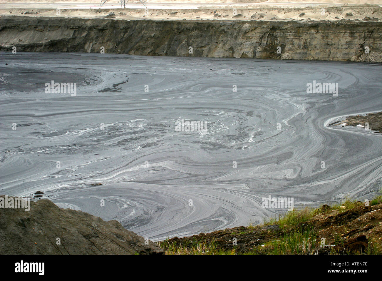 ÖLSAND, Alberta, Kanada. Weltweit größten Erdöl-Ressource-Becken. Teich halten Stockfoto